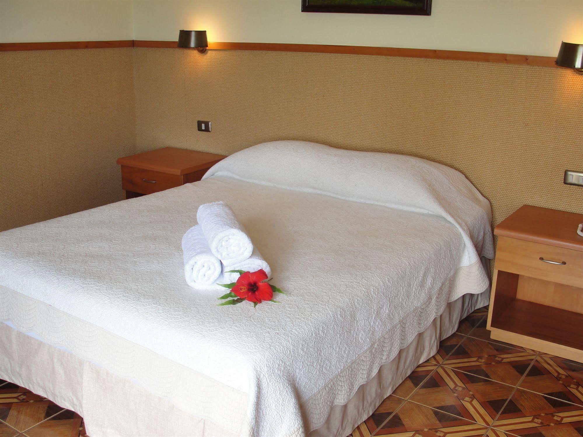 Iorana Isla De Pascua Hotel Hanga Roa Exterior photo